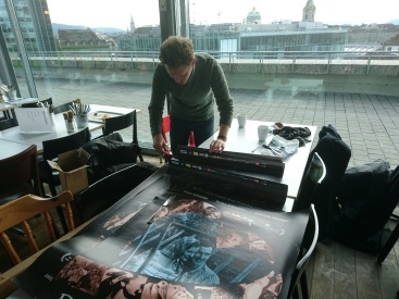 Simon Häberli (aka lockedesign.ch) beim Signieren des von ihm gestalteten Filmplakats.